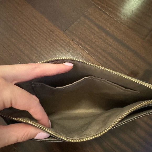 Beige suede and leather Coach pouch - Picture 4 of 6